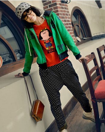 　　心機(jī)搭配長(zhǎng)檐棒球帽，五一出游不怕曬.