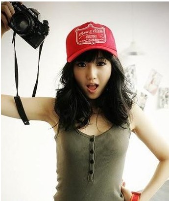 　　小小平舌遮陽帽演繹休閑酷感