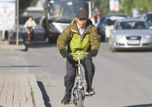 天氣轉(zhuǎn)涼，義烏人上班都戴上帽子手套了