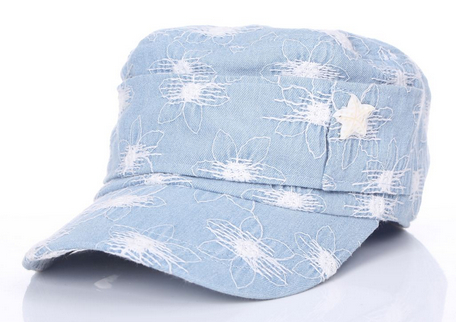 清明出行，女生戴平頂棒球帽很實用