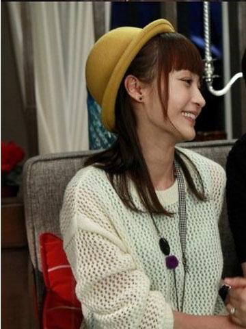 第5集中，鄧小可戴著黃色禮帽，在咖啡廳 