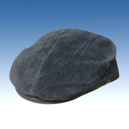 戴貝雷帽時(shí)將帽檐用力向前拉，使眉毛和眼睫毛都被帽沿遮住 