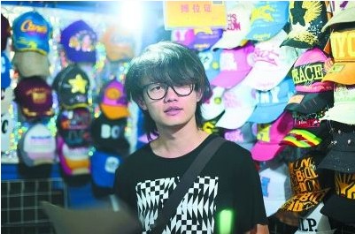 夜市帽子擺攤哥，竟是好聲音學(xué)員丁克森，其身份遭疑 