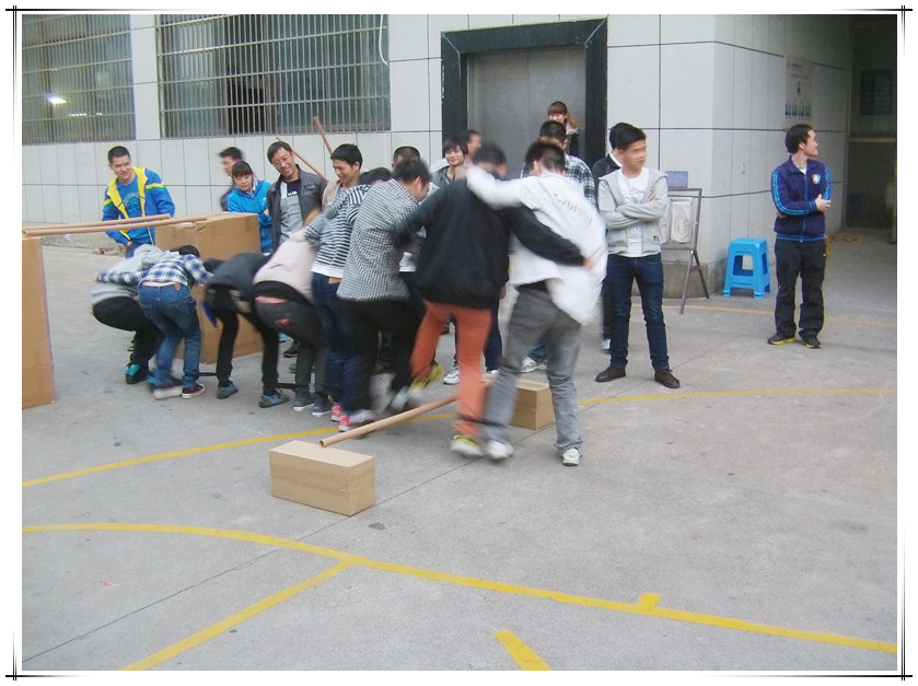 趣味全民運動會場上氣氛熱烈、人聲鼎沸