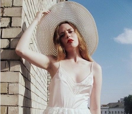 打造秋冬完美風(fēng)格，防曬大沿帽不可少