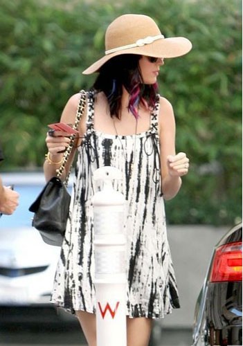 浙江高普服飾有限公司，專業(yè)時(shí)裝帽訂制廠家，義烏帽子行業(yè)協(xié)會(huì)會(huì)長(zhǎng)單位。