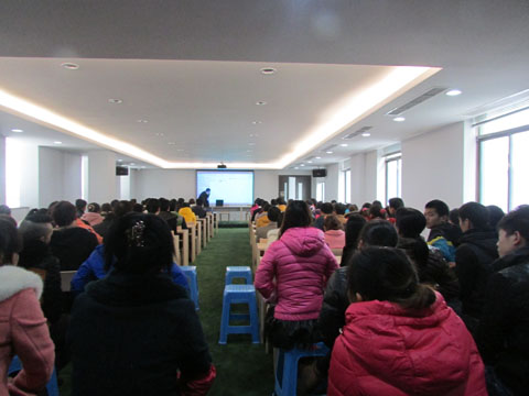 帽子廠招工已接近尾聲，新員工參加入廠培訓(xùn)圖